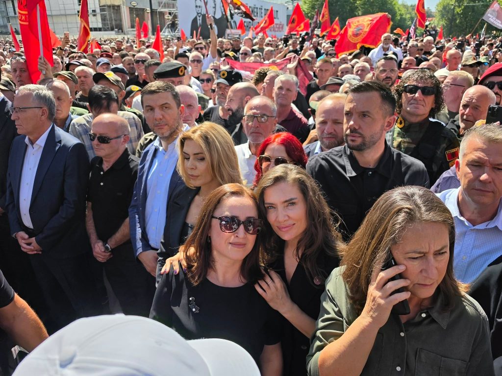 Deputetët e PDK së i bashkohen protestës në mbrojtje të UÇK së