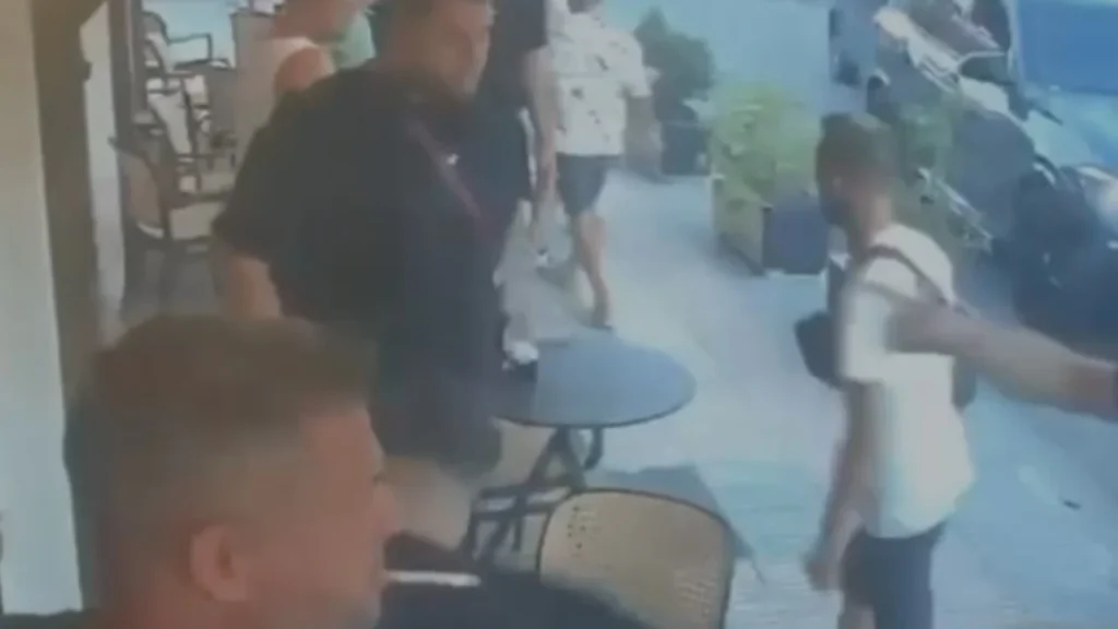 Video  Me kallashnikov dhe pistoletë në lokal  dy të rinj kërcënojnë dhe dhunojnë një person në Shkodër