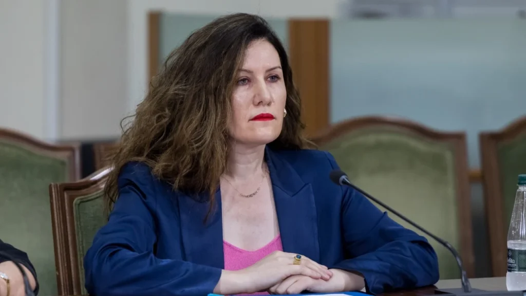 Vlora Hyseni vetëdorëzohet pas masës së  arrestit shtëpiak   Rama e shkarkoi nga drejtimi i SHISH  presidenti Begaj dekreton vendimin