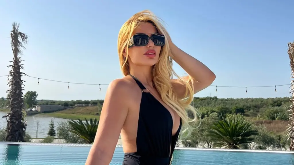 Xhensila me fustanin që thekson gjithçka  gjoksi në plan të parë