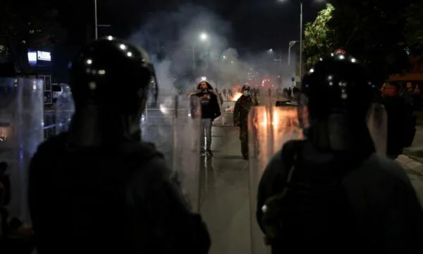 motra-e-keshilltares-se-kurtit-drejtoresha-ekzekutive-e-ktv-se-rea-surroi-i-quan-huligane-protestuesit