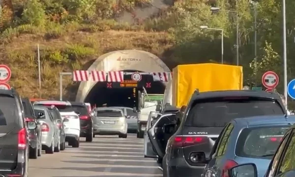 bllokohet-hyrja-e-tunelit-tirane-elbasan