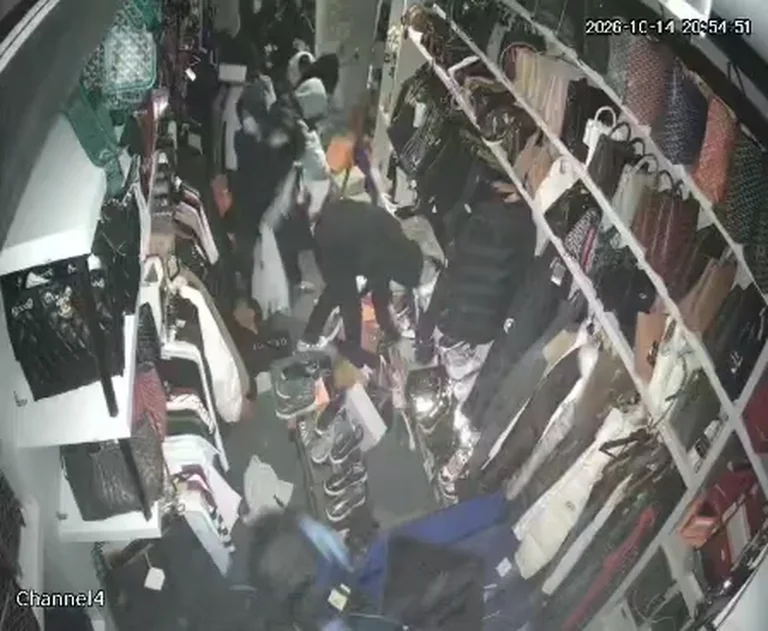 momenti-kur-protestuesit-plackisin-rroba-dhe-celulare-ne-nje-dyqan-video