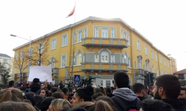anulohet-nisja-e-studenteve-te-kosoves-per-ne-protesten-ne-shqiperi