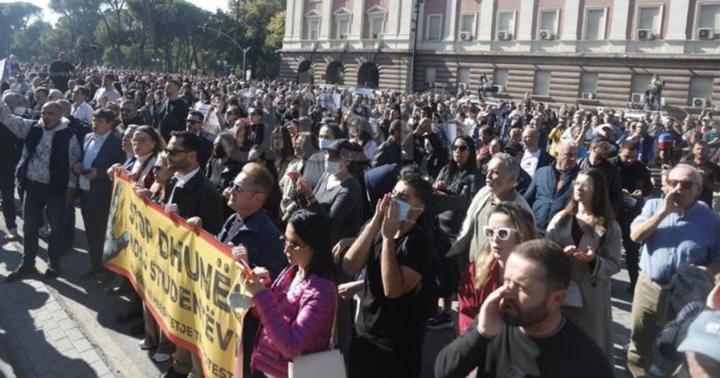 prishtina-nuk-i-pergjigjet-thirrjes-per-sulm-ne-tirane-vetevendosja-organizoi-autobuse-por-i-shkojne-vetem-kamerat