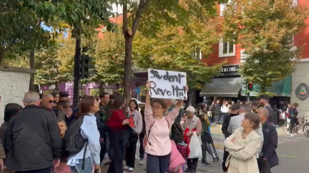 studentet-therrasin-proteste-kombetare-nis-tubimi-perpara-ministrise-se-arsimit