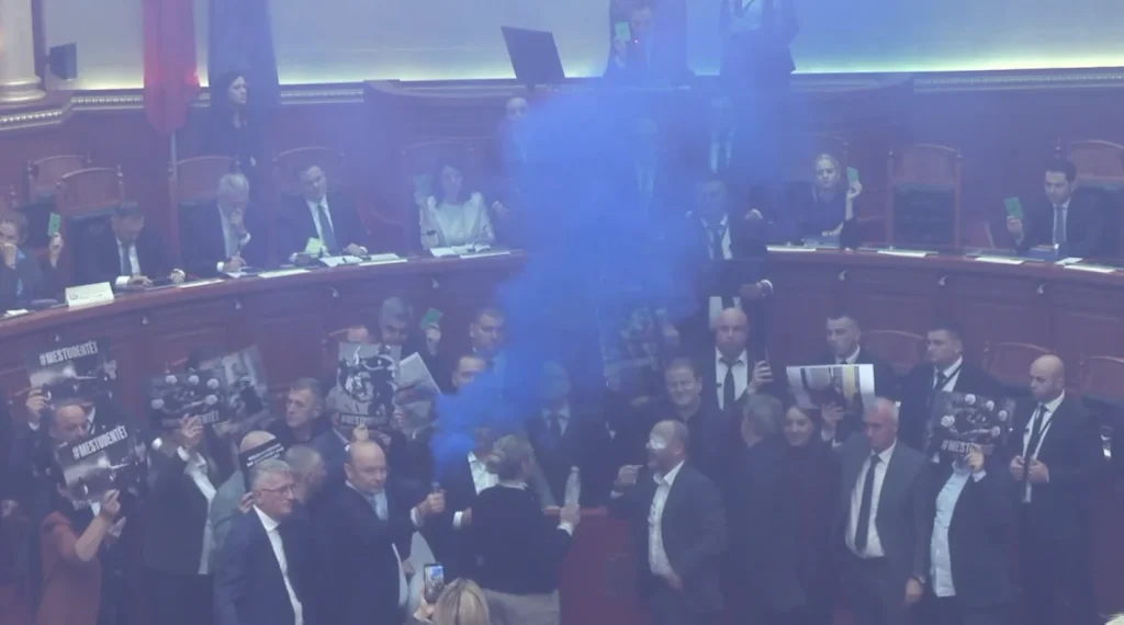 kaosi-ne-kuvend-deputetet-e-pd-hedhin-sende-drejt-rames-kryeministri-largohet-pas-votimit-per-projektiligjin-per-banken-e-shqiperise