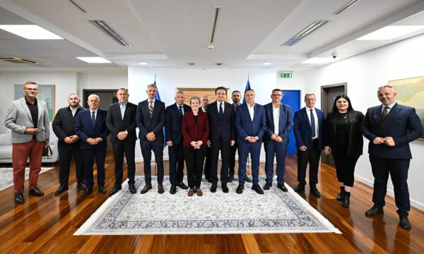 kurti-reagon-koalicioni-shqiptar-ne-gare-per-mandat-te-trete-vuciq-pranoi-humbjen-daciq-po-perballet-me-humbje-te-rende