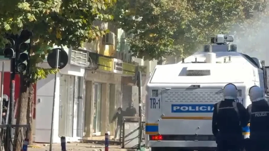 tensionet-ne-rrugen-e-durresit-protestuesit-sulmojne-dhe-i-vene-flake-nje-banke-te-nivelit-te-dyte-nderhyjne-zjarrfikeset