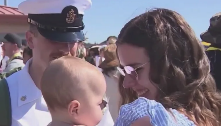 322 ditë në det  USS Abraham Lincoln kthehet në San Diego  marinarët bashkohen me familjarët  Video 