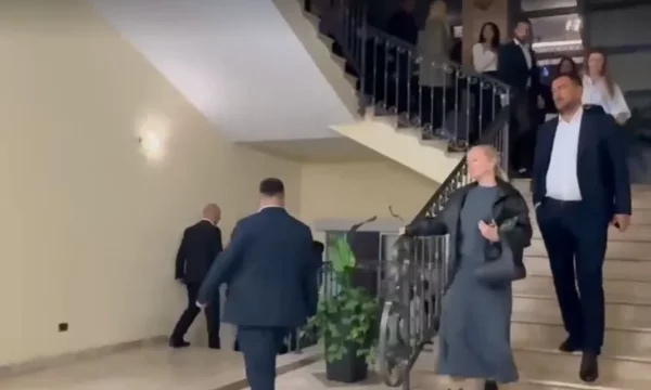 Deputetët e Vetëvendosjes me ndihmën e policisë po largohen nga Kuvendi