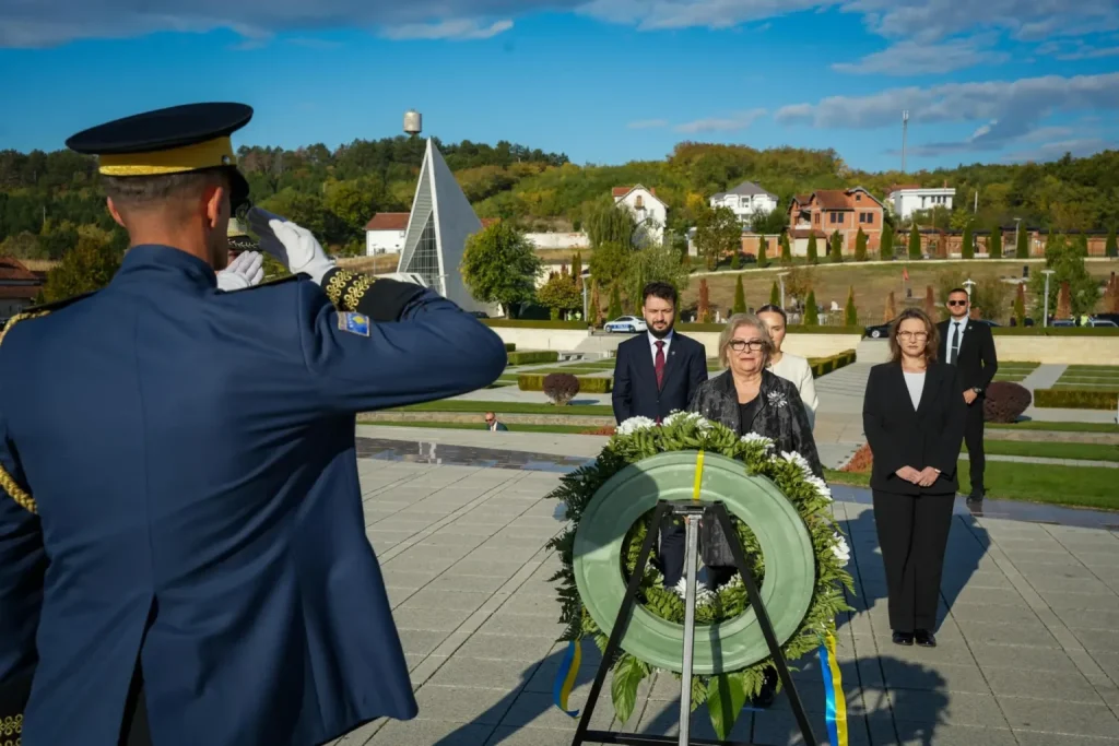 presidentja-shiroka-pula-ben-homazhe-ne-prekaz-shteti-i-kosoves-eshte-ndertuar-mbi-sakrificen-e-brezave