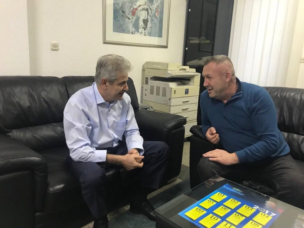 Ahmeti me mesazh prekës për Nexhën  Për 25 vite u kujdes për pamjen time  sot humba një mik