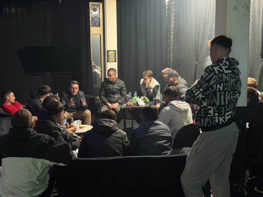 Arkin Jahiji takim me rininë  Me energjinë  idetë dhe guximin e tyre  të rinjtë janë garancia për një të ardhme më të mirë