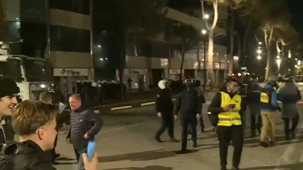 hedhja-e-gureve-drejt-kryeministrise-policia-nderhyn-me-uje-e-gaz-per-te-shperndare-protestuesit-nisin-shoqerimet