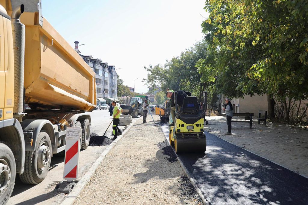 Përfundojnë punimet për asfaltimin e shtigjeve për këmbësorë dhe biçikleta në njërën anë të rrugës  Ferid Murad 