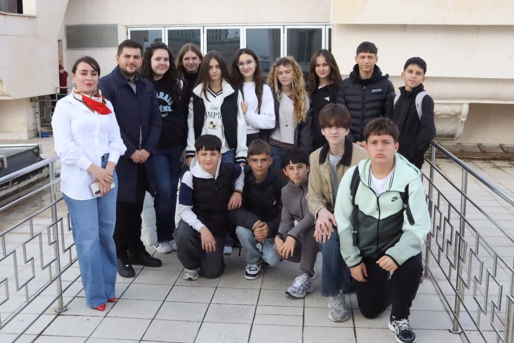 Nxënësit e SHFK së  Bratstvo  në një vizitë edukative në Arkivin Shtetëror