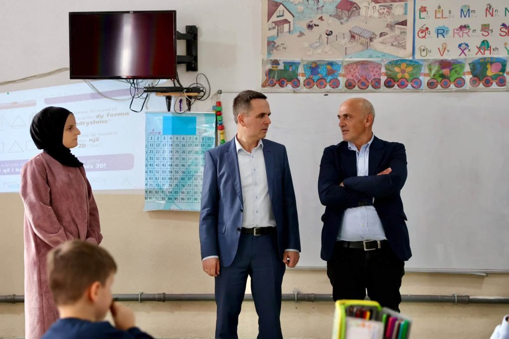 Kasami përcjellë punimet në shkollën fillore  Migjeni   Investimet në arsim mbeten prioritet i Tetovës