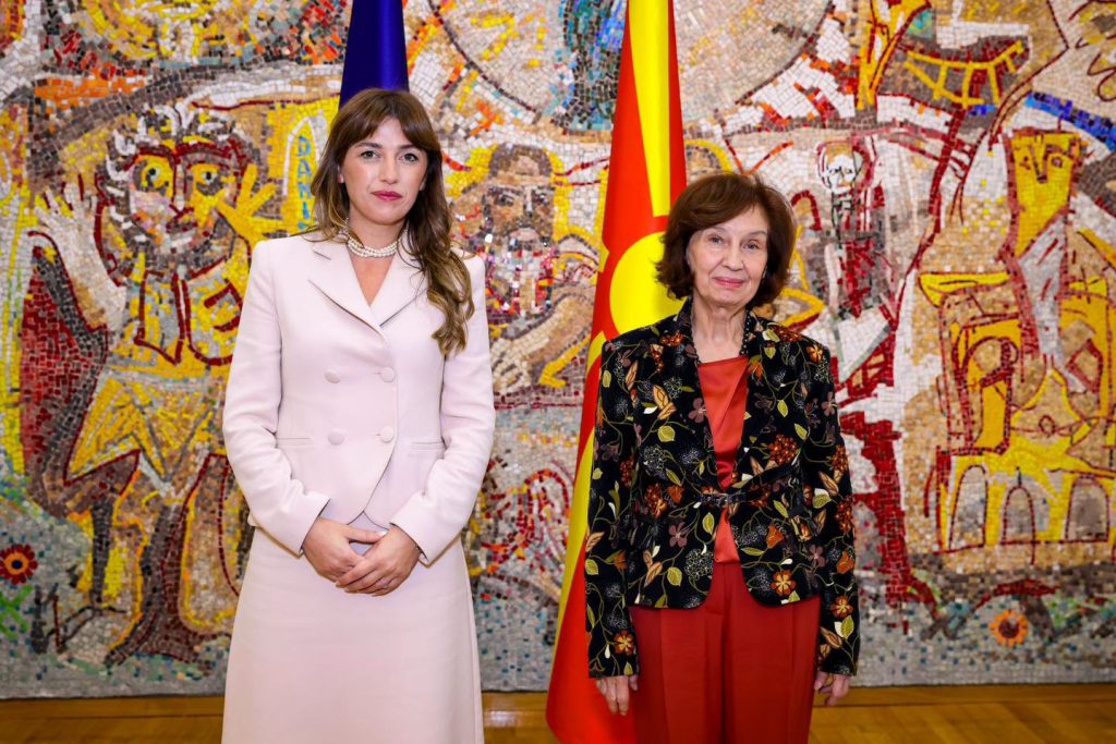 Haxhiu pritet nga presidentja Siljanovska  Inkurajoj dinamikën pozitive të takimeve të rregullta midis parlamentarëve dhe shkëmbimin e praktikave më të mira
