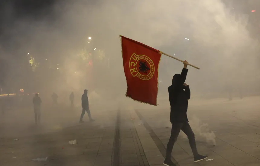 gaz-lotsjelles-autobote-uji-dhe-te-pakten-17-te-lenduar-bilanci-i-protestes-se-djeshme-ne-prishtine