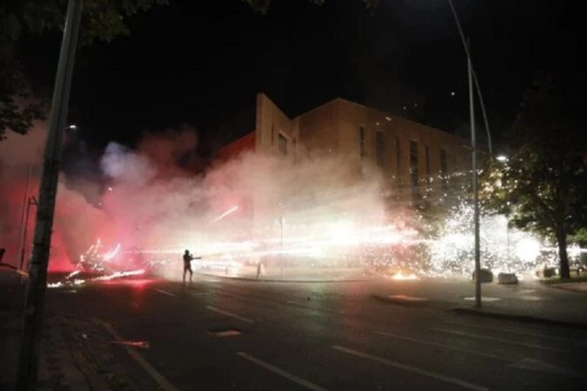 policia-e-shtetit-protestuesve-distancohuni-nga-personat-e-maskuar-dhe-aktet-e-dhunes