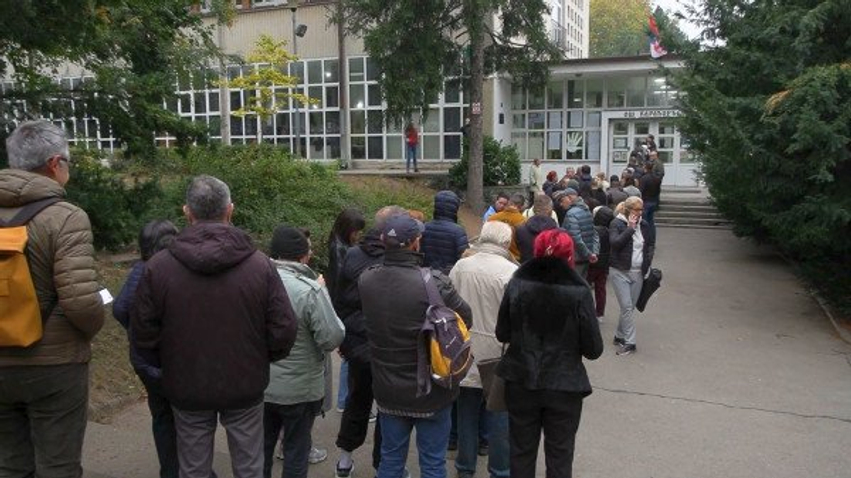 Radhë të gjata para vendvotimeve në Serbi  rreth 20  pjesëmarrje deri në orën 10 00