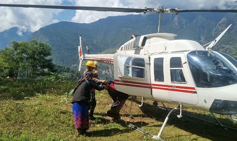 Përmbytjet godasin sërish Nepalin  uji rrëmben dhjetëra shtëpi  pesë persona rezultojnë të zhdukur