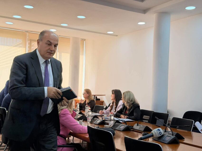 Hoxhaj lëshon mbledhjen e komisionit të arsimit  kërkon ndryshimin e ligjit për Specialen