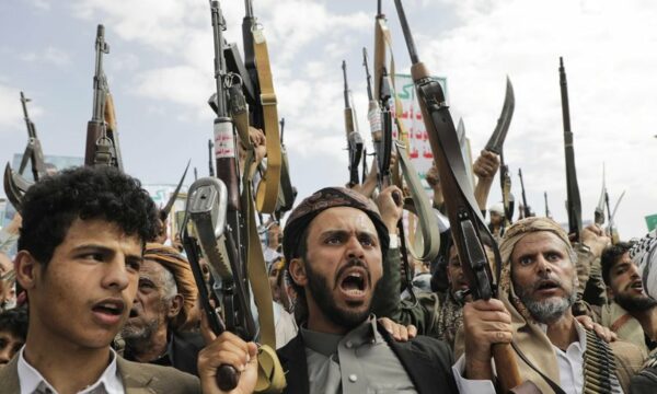 Rebelët Houthi paralajmërojnë  Shmangni hapësirën ajrore të Arabisë Saudite  do të vazhdojmë sulmet