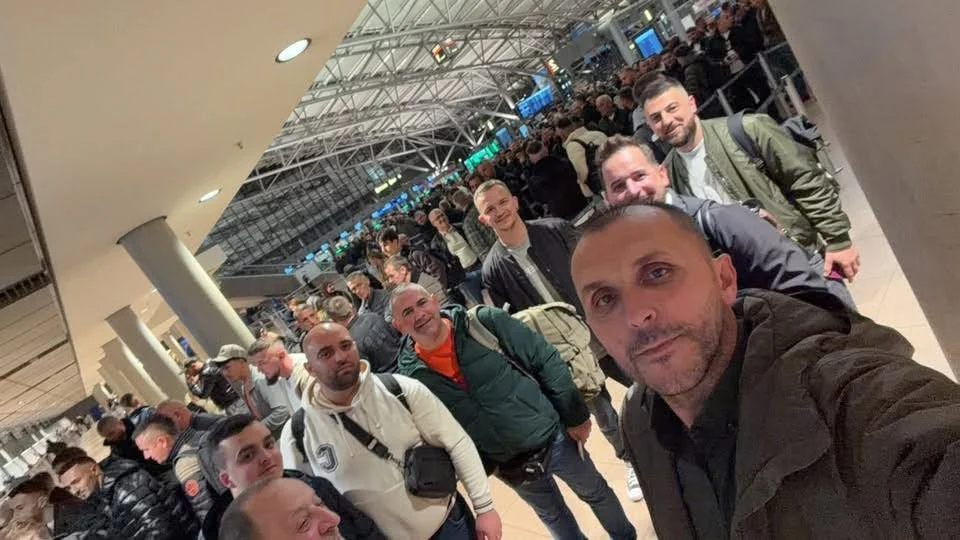 Mërgimtarë shqiptarë nga Evropa mbërrijnë në Bërvenicë për të votuar në zgjedhjet e së Dielës