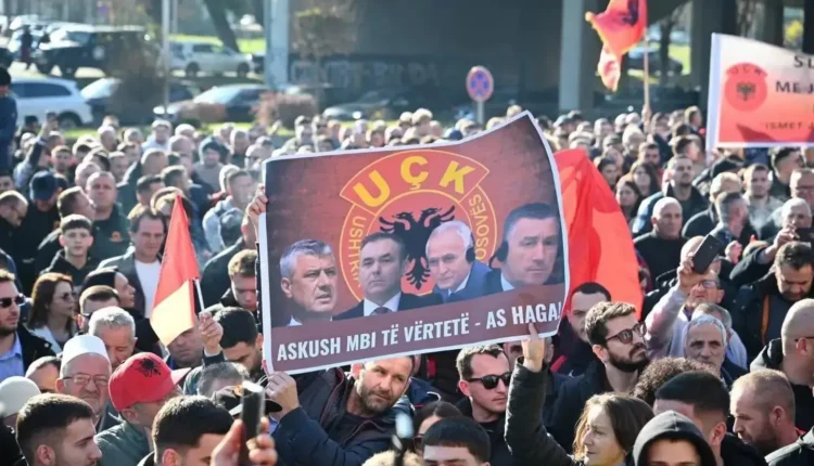 proteste-ne-mbeshtetje-te-katershes-se-uck-clirimtaret-e-kosoves-duhet-te-shpallen-te-pafajshem