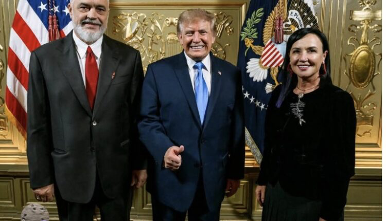 Rama publikon foto me Donald Trump  krahas tyre edhe bashkëshortja e kryeministrit