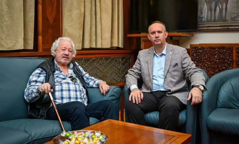 Gashi pret në Kuvend aktorin Bajrush Mjaku  53 vite karrierë dhe kontribut në skenën shqiptare