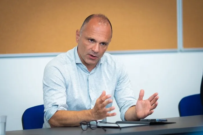 Filipçe  Populli po zhytet në varfëri  ndërsa ne duhet të flasim
