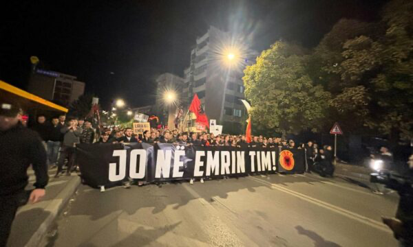 ne-diten-e-17-te-s-pati-dakordim-per-ligjin-e-speciales-protestuesit-nga-sheshi-te-ministria-e-drejtesise