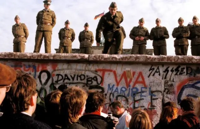 3 tetor 1990  Gjermania Lindore dhe ajo Perëndimore ribashkohen pas 45 vjetësh