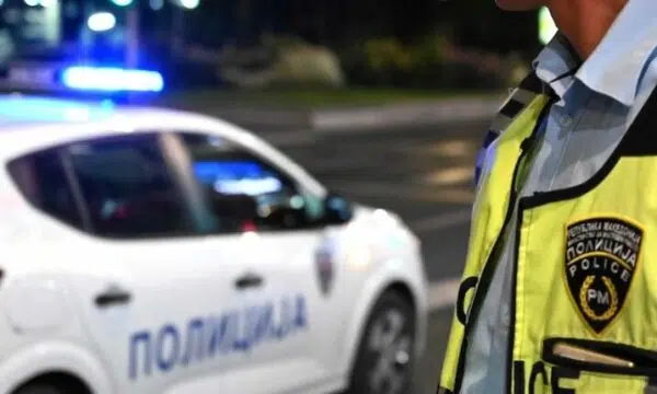 Kapet pa patentë në Gostivar  policia i konfiskon automjetin  Renault 