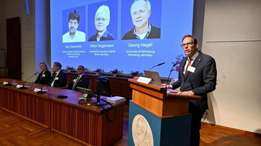 Tre shkencëtarë me zbulimet në optogjenetikë fituan Çmimim Nobel për Mjekësi 2026