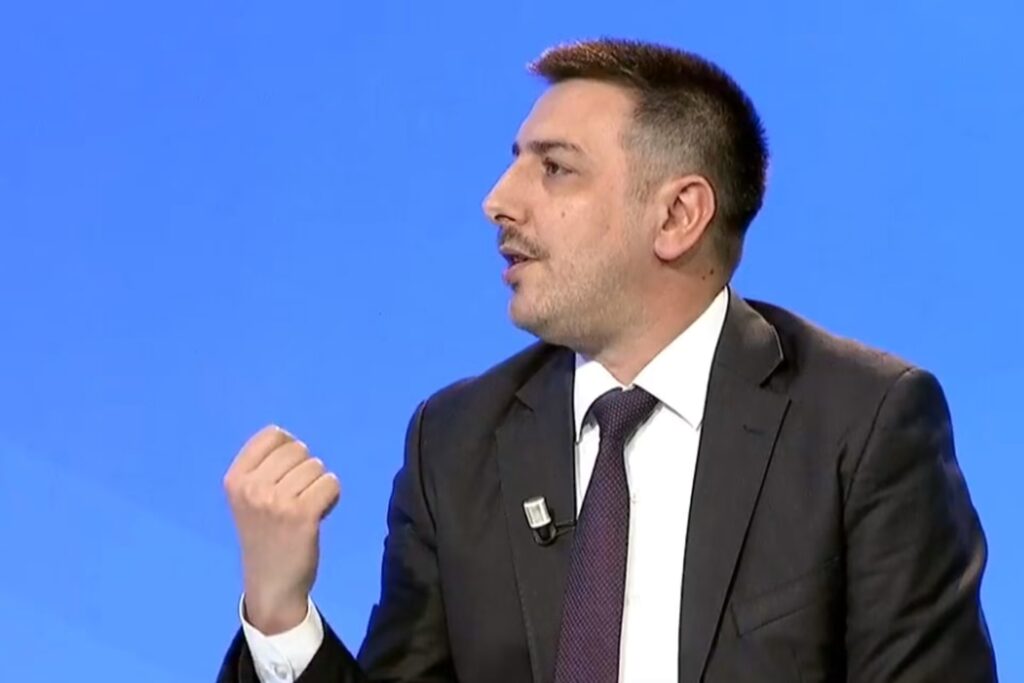 Shvercer politik  luan Playstation     As UÇK  as VV e as LDK   Valon Syla me fjalë të ashpra për Abdixhikun