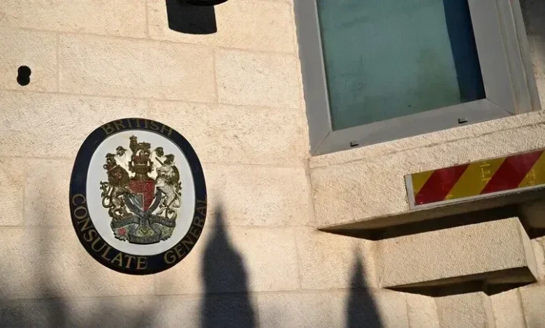 Mbretëria e Bashkuar heq tabelat nga konsullata në Kudsin Lindor pasi skadon afati i mbylljes nga Izraeli