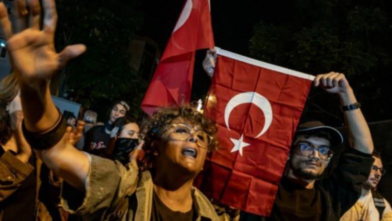 Turqi  Kryebashkiaku i Izmirit kalon te partia e Erdoganit  qytetarët dalin në protesta masive dhe kërkojnë dorëheqjen e tij