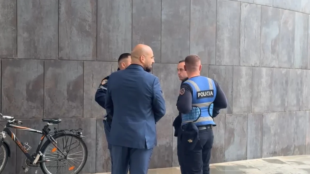 FOTO  Alarmi për bombë nga Shkodra në Vlorë e Gjirokastër  policia ndërmerr masa