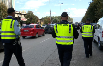 Udhëtarët barten me autobusë të prishur 
