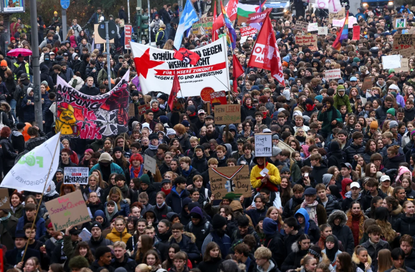 Mbi 45 mijë studentë në protesta kundër shërbimit të detyrueshëm ushtarak në Gjermani  Nuk do të marrim pjesë në luftërat tuaja