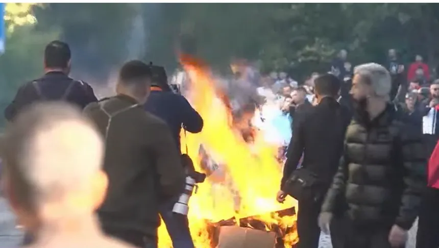 gaz-lotsjelles-e-zjarr-ne-rruge-tensione-ne-protesten-para-ministrise-se-arsimit-ne-shqiperi
