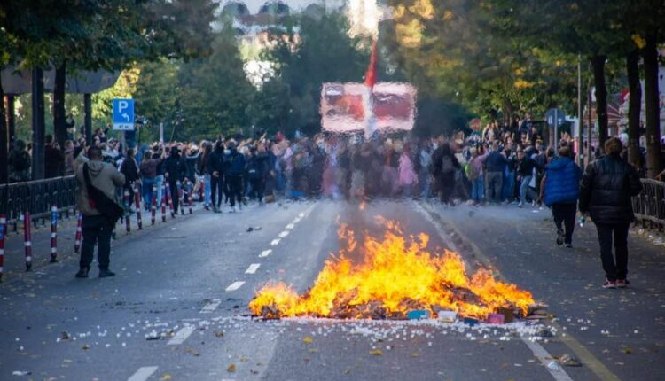 pas-incidenteve-ne-proteste-reagon-policia-23-te-shoqeruar-6-efektive-dhe-1-gazetare-te-lenduar-nis-identifikimi-i-personave-te-perfshire