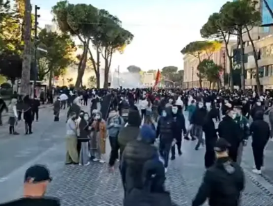 tensionet-vijojne-me-intensitet-ne-tirane-nje-pjese-e-konsiderueshme-e-protestuesve-pozicionohen-para-kryeministrise