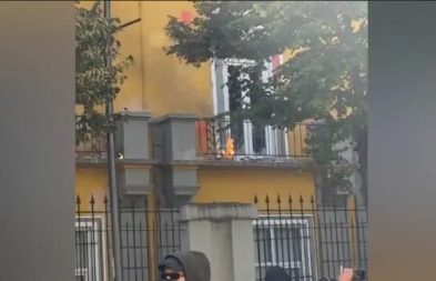zjarr-brenda-ministrise-se-arsimit-revolta-e-te-rinjve-vazhdon-studentet-nuk-largohen