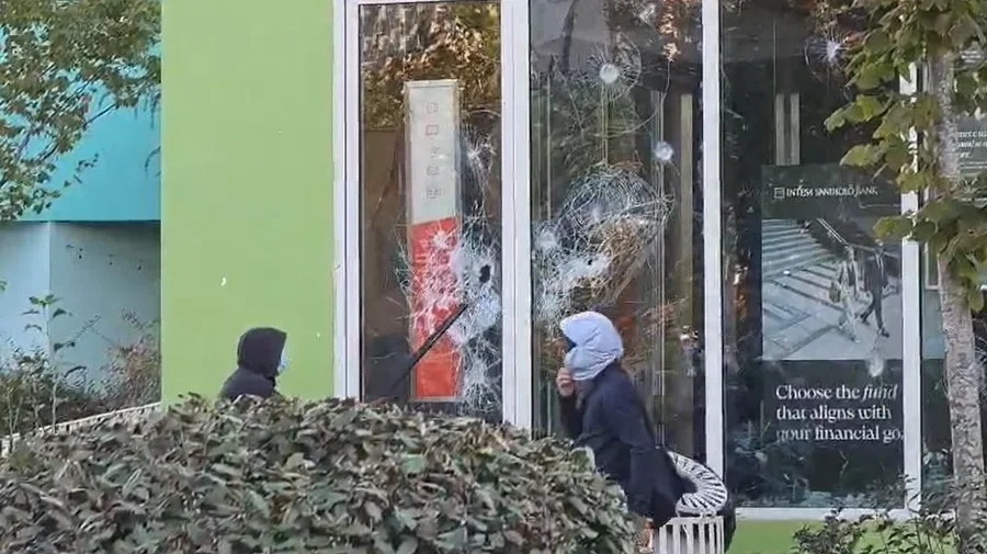 protestuesit-ne-tirane-zhvendosen-te-piramida-thyejne-xhamat-e-bizneseve-dhe-u-vene-flaken