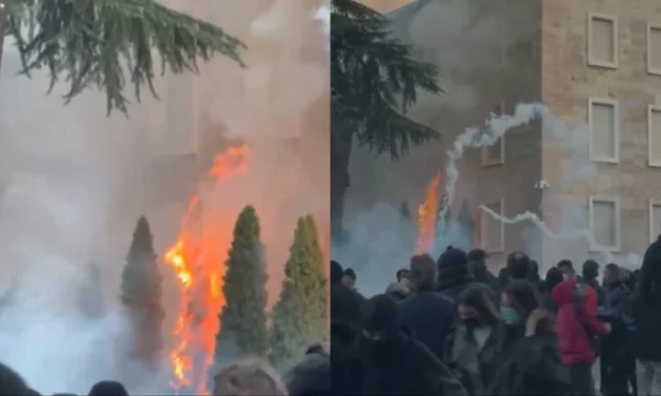 Tirana në kaos  tetë orë protestë   përplasje me policinë dhe dëme materiale